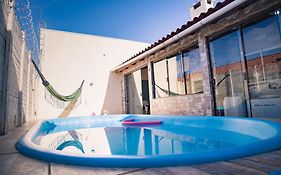 Casa 3 min Shopping Pelotas- Com 1 Suíte, 2 Quartos Climatizados, Piscina e Estacionamento 2 carros